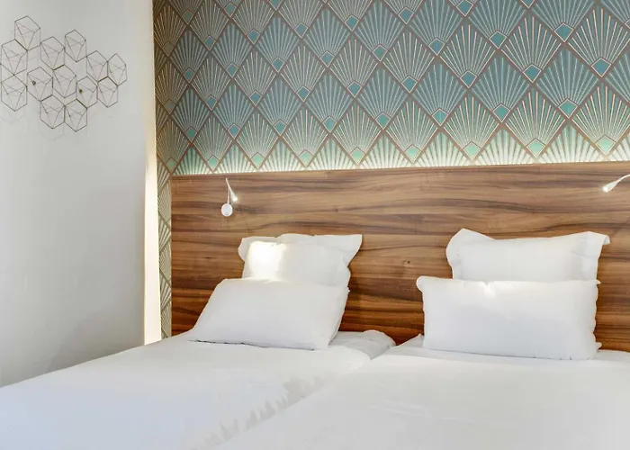 Hotel Carladez Cambronne 3*