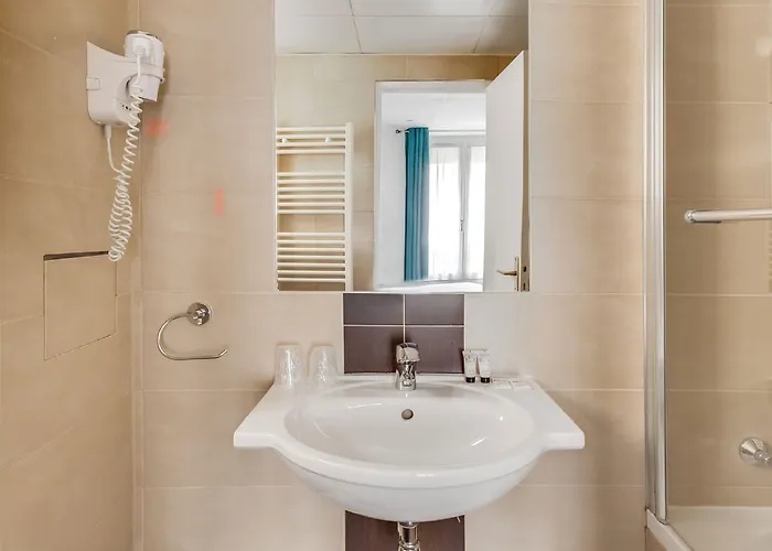 Carladez Cambronne Hotel 3*