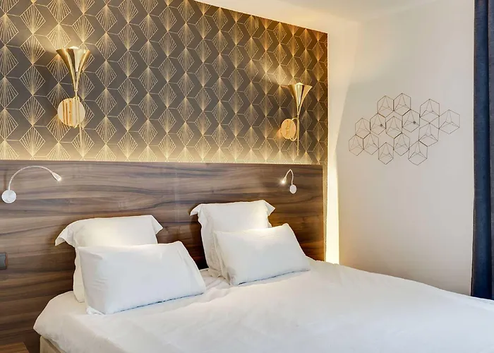 Hotel Carladez Cambronne 3*