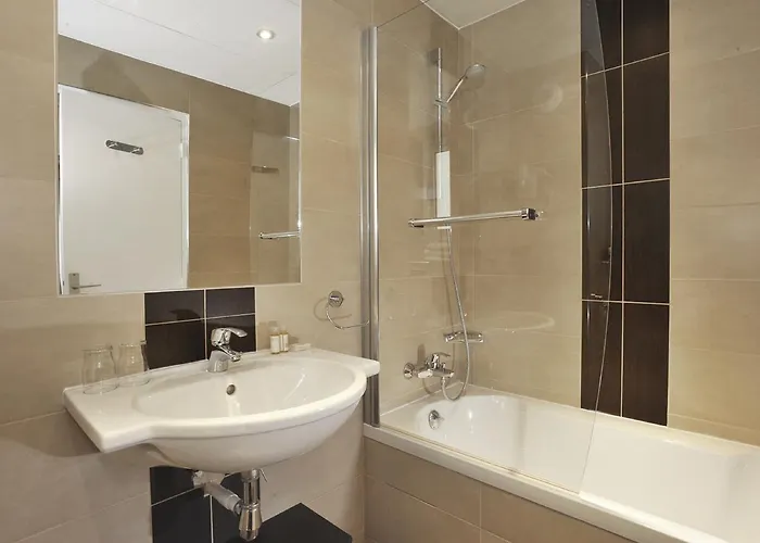 Carladez Cambronne Hotel 3*