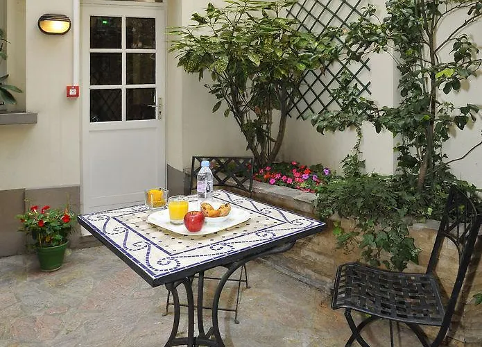 Hotel Carladez Cambronne 3*