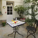 Hotel Carladez Cambronne 3*